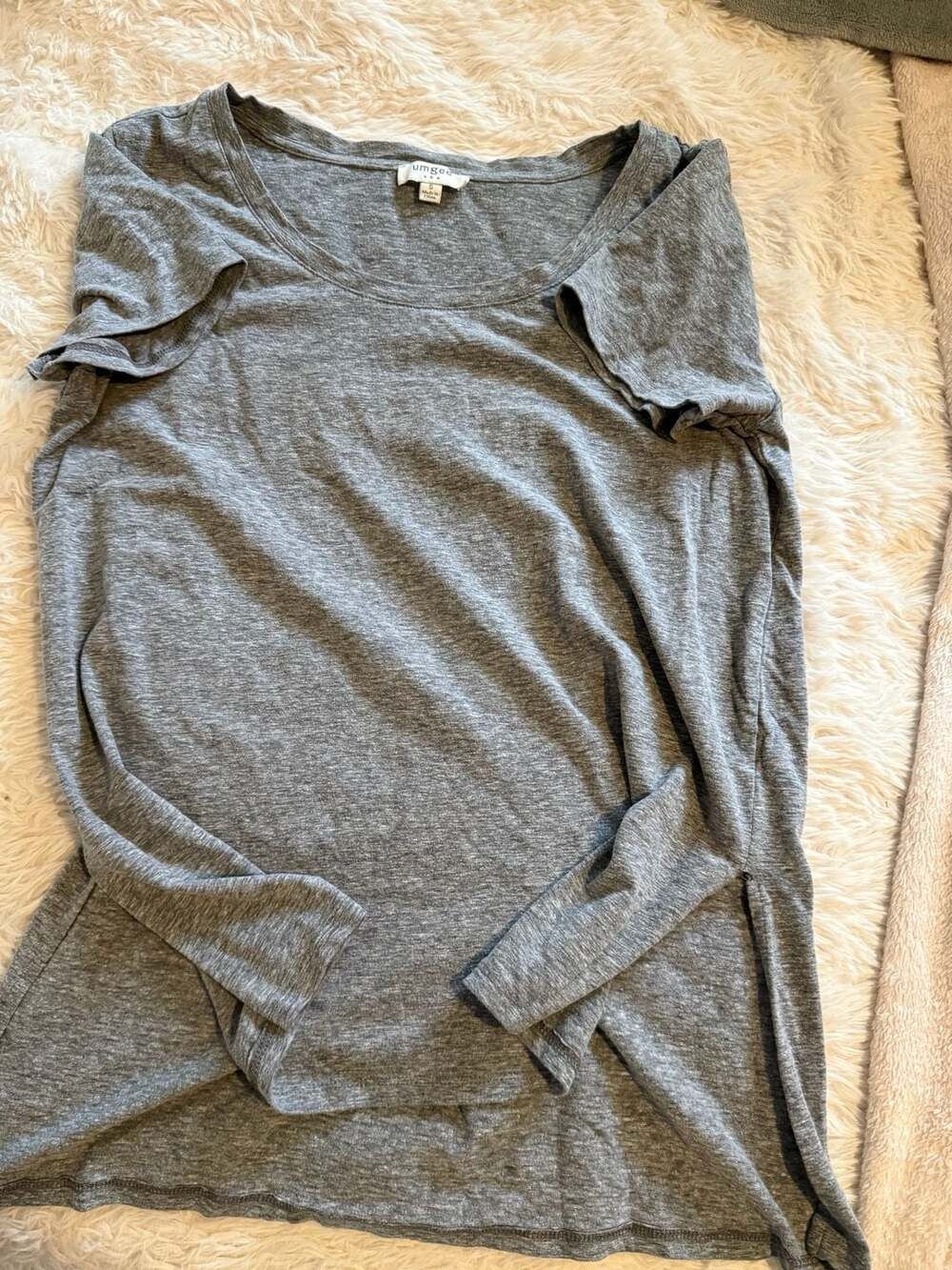Umgee Gray Short Sleeve T-Shirt Size S Scoop Neck Side Slit Top